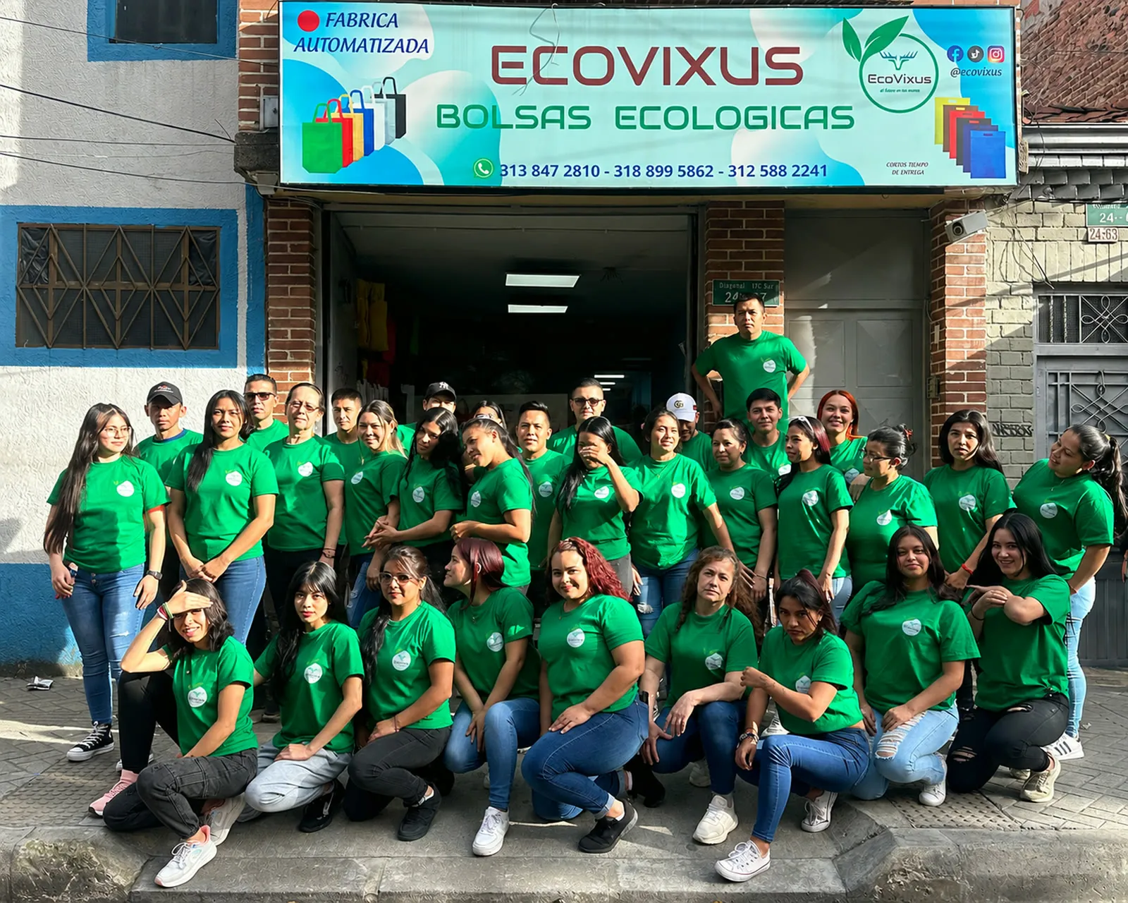 Equipo de Ecovixus frente a la fábrica de bolsas ecológicas en Restrepo, Bogotá